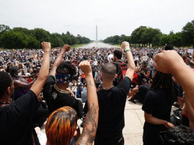 Multidão pacífica em Washington faz Trump anunciar retirada de tropas