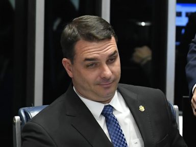 Pelo foro privilegiado, MP pede anulação das acusações de lavagem de dinheiro do “01”