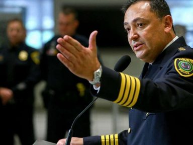 Chefe de polícia de Houston a Trump: “Se não puder dizer nada de construtivo, cale a boca”