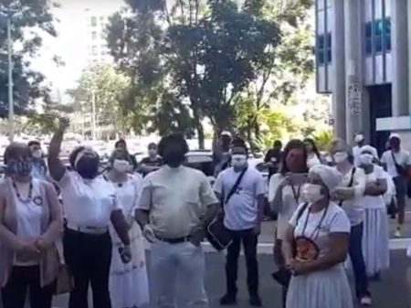 Entidades e lideranças fazem protesto contra Sérgio Camargo