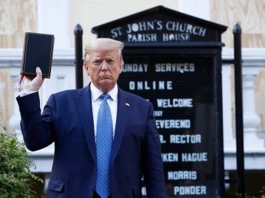 Religiosos condenam encenação de Trump com Bíblia após reprimir ato no local