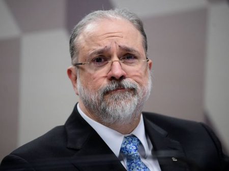 Aras pede para MP apurar invasões, mas antes da instigação de Bolsonaro