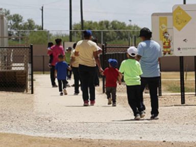 Juíza ordena que EUA liberte crianças migrantes diante do risco de Covid-19