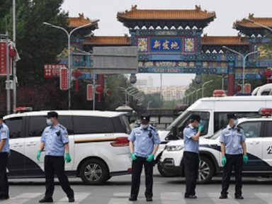 Novo surto em mercado faz Pequim isolar bairros e ampliar testagem