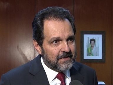 Ministério Público faz busca e apreensão em endereços ligados a Agnelo Queiroz