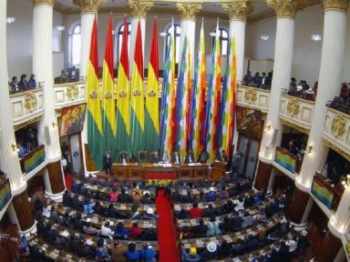 Congresso da Bolívia reduz aluguéis em 50% e proíbe despejo na pandemia