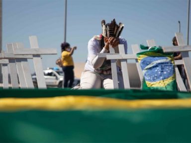 Em ato no DF, manifestantes pedem saída de Bolsonaro