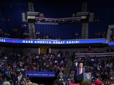 Despencando nas pesquisas, Trump culpa e substitui o chefe da campanha