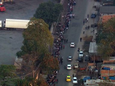 Rio: multidão forma fila quilométrica em busca de vaga em supermercado