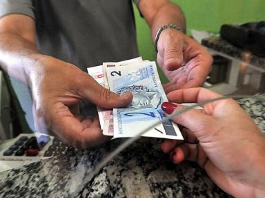 Inadimplência das famílias é recorde, diz CNC