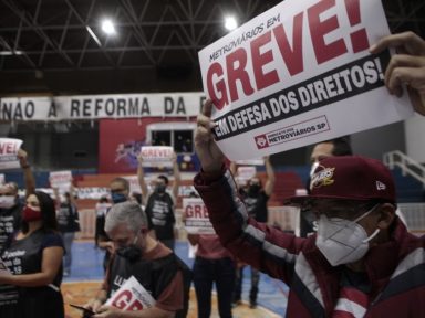 Metroviários aprovam greve a partir desta terça-feira em São Paulo