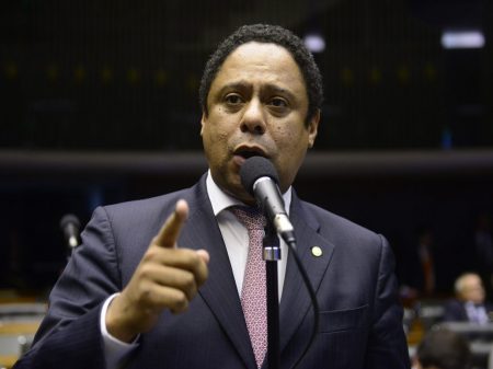 Orlando e Freixo denunciam assessor de Bolsonaro e pedem sua demissão
