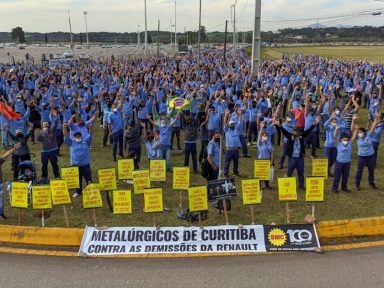 Metalúrgicos da Renault aprovam manutenção da greve contra demissões
