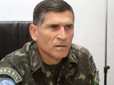 General Santos Cruz enfrenta bolsonaristas e processa Olavo de Carvalho