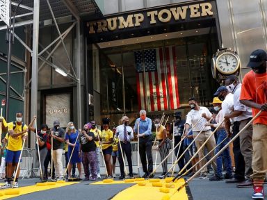 NY enfeita frente da Trump Tower com ‘Black Lives Matter’ em letras gigantes