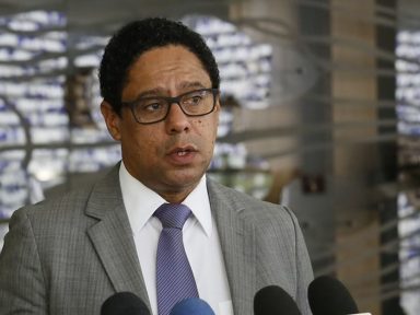 Reunião de Bolsonaro com embaixadores “foi ato de traição nacional”, afirma Orlando