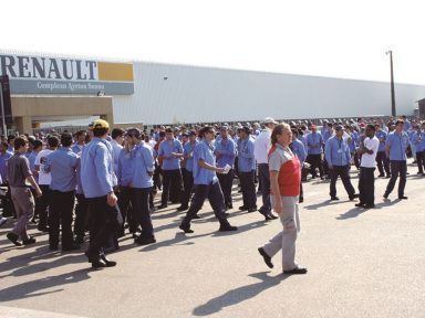 Metalúrgicos condenam plano da Renault que pretende demitir 800 no Paraná