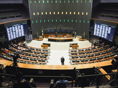Câmara mantém veto de Bolsonaro contra servidores que combatem a pandemia
