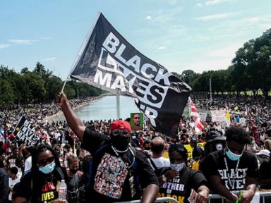 Ato contra racismo reúne multidão para lembrar discurso de Luther King
