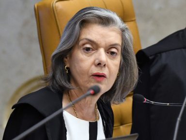 Após ultimato de Cármen Lúcia, Aras abre inquérito contra Bolsonaro