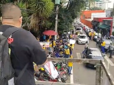 Em greve, funcionários dos Correios fazem carreata pelo centro de São Paulo