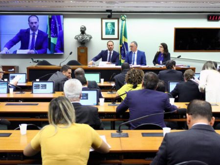 Deputados cobram Eduardo Bolsonaro por passar dossiê de brasileiros para os EUA