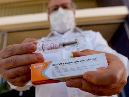 Testes da vacina chinesa contra o coronavírus começam no DF