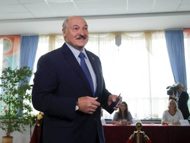 Bielorrússia: presidente Lukashenko é reeleito com 80,23% dos votos