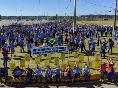 Metalúrgicos da Renault mantêm greve e empresa retoma negociação