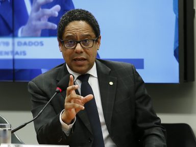 Orlando faz representação contra Bolsonaro por propaganda ilegal