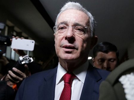 Colômbia: em prisão domiciliar, Uribe renuncia ao Senado