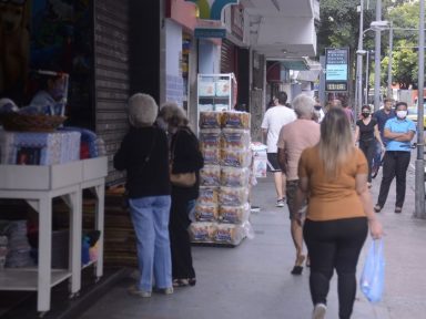 Centrais condenam corte de 50% do auxílio e defendem R$ 600 até dezembro