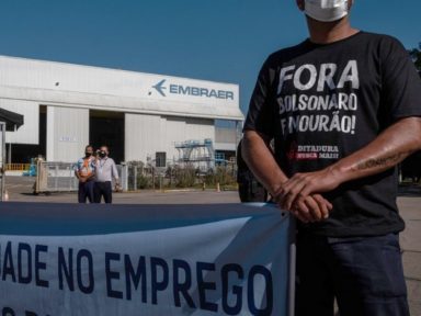 Trabalhadores da Embraer aprovam greve contra demissões em massa