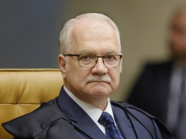 Fachin vota contra privatização de refinarias