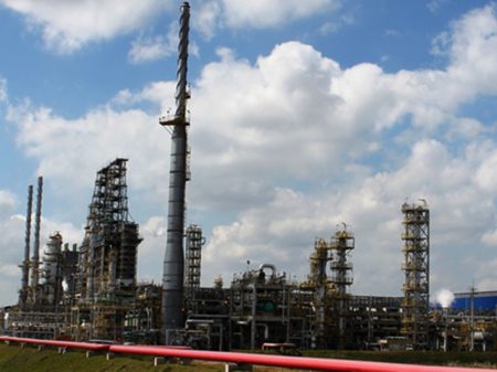 STF julga ação contra venda de refinarias
