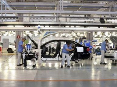 Metalúrgicos do ABC aprovam acordo que prevê demissão de 5 mil funcionários na Volks