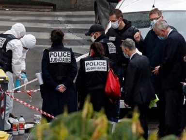 Ataque a faca fere dois em Paris perto da ex-sede do Charlie Hebdo