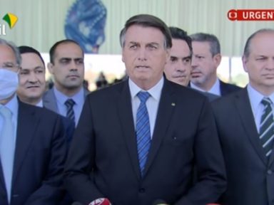 Bolsonaro anuncia que auxílio emergencial será cortado pela metade
