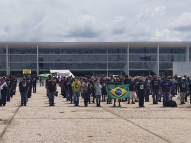 Militares e pensionistas voltam a protestar contra Bolsonaro em Brasília