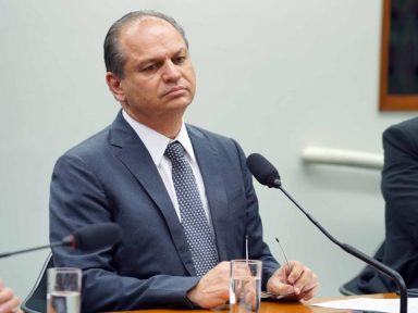Líder do governo ataca a Carta de 88 e é repudiado por Maia, Moro, parlamentares e juízes