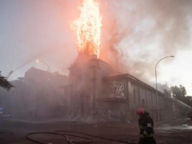 Chile: pinochetista que incendiou igreja é preso em Santiago