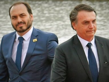 Bolsonaro faz doação ilegal para a campanha do seu filho Carlos