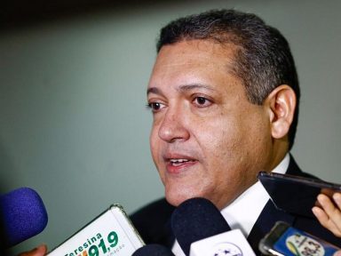 Candidato de Bolsonaro ao STF fez mestrado, doutorado e pós-doutorados nas férias
