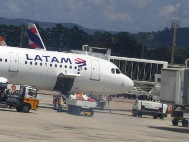 Latam faz chantagem com corte permanente de salário ou novas demissões