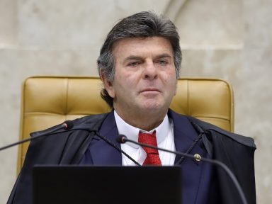 Desprezo de Bolsonaro à decisões judiciais “configura crime de responsabilidade”, diz Fux