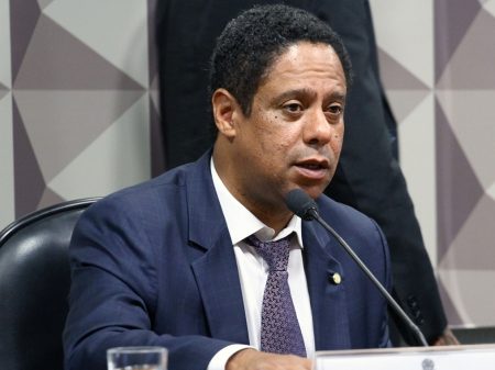 “Bolsonaro sabota a vacina e arrisca as vidas dos brasileiros”, afirma Orlando