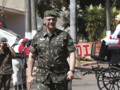 A soberba de um governante piromaníaco, diz general Rêgo Barros