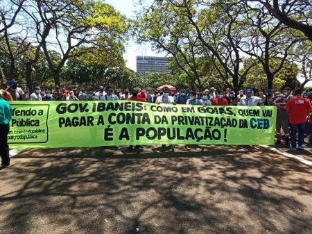 Sob protestos, governo do DF acelera privatização da lucrativa e eficiente CEB