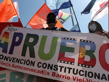 Com apoio de 78,28% dos votos, Chile se liberta da Carta imposta por Pinochet
