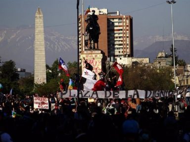 Chilenos lotam Santiago às vésperas do plebiscito constitucional